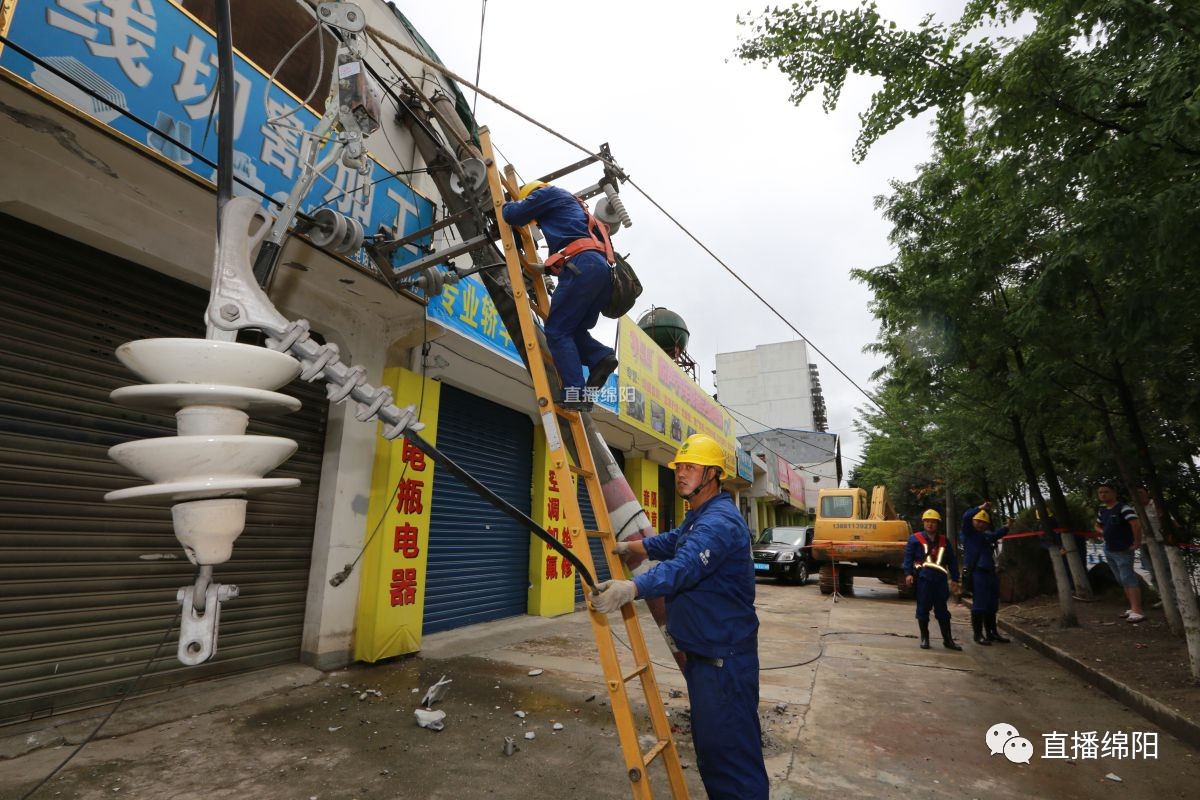 挖掘機(jī)挖斷埋地電纜 電力人員通宵搶修恢復(fù)供電