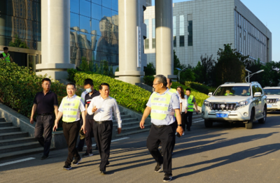 劉國鋒、王仲田看望慰問鐵塔公司應急供電保障人員，現場關注電瓶電力恢復儀應用成效